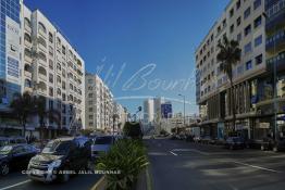 Image du Maroc Professionnelle de  Une des plus importante voie de circulation de Casablanca, L'ancien Boulevard circulaire du premier plan Prost qui limitait la cité blanche dans les année vingt du siècle dernier. Ce Boulevard a été baptisé par le nom de l'un des plus célèbres résistants marocains "Mohamed Zerktouni "qui est né à Casablanca en 1927 dans le quartier Es-Souinia à l'ancienne médina. Vue en direction du centre ville, réalisée le 29 Octobre 2009. (Photo / Abdeljalil Bounhar)